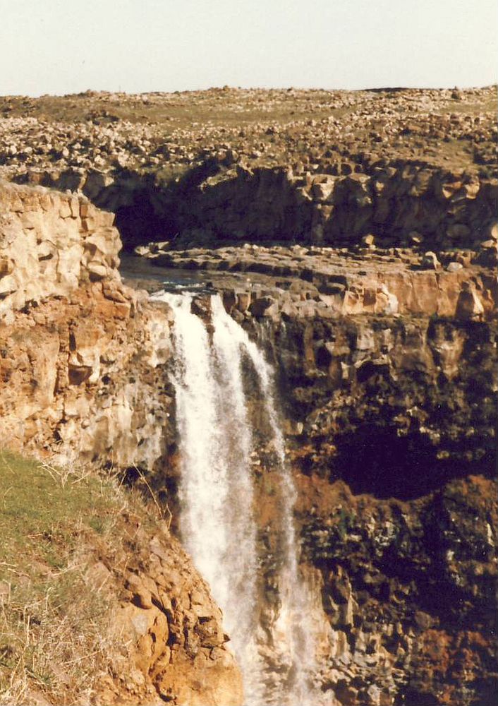 1984-Syyria-Wadi-Ar-Raqqad-vesiputous.jpg