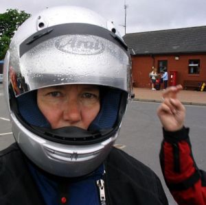 Jaanan käsi nousee äidin kypärän taakse