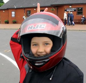 Jaanan käsi nousee oman kypäränsä taakse