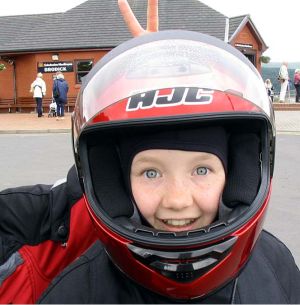 Jaanan käsi nousee Lauran kypärän taakse