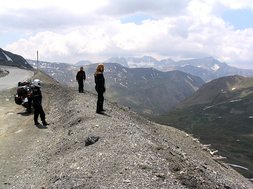 2006-Alpit-Col-Du-Restefond-ja-tytot-turvallisesti-reunalla.jpg