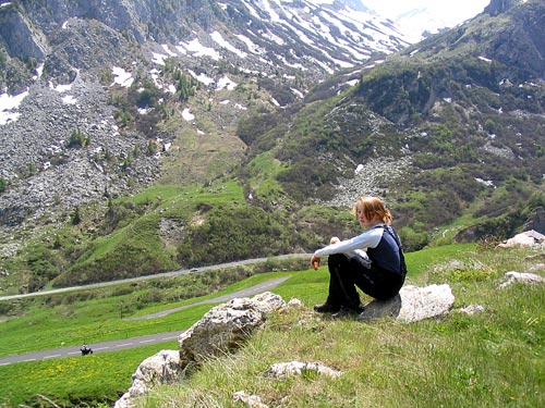 2006-Alpit-Suuri-Alppitie-ja-Laura-tauolla.jpg