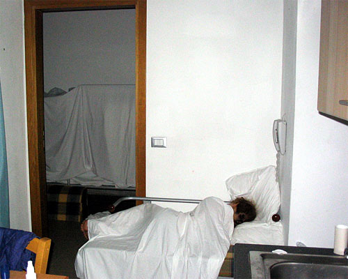 2006-Italia-Miramare-Jaana-nukkuu-keittiossa-ja-Laura-omassa-teltassa-takana.jpg