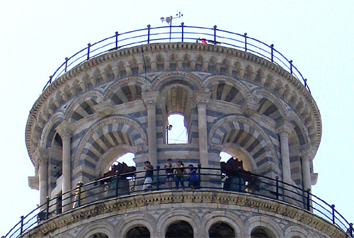 2006-Italia-Pisa-Laura-ja-Jaana-kiipesivat-ylos-kaltevaan-torniin.jpg