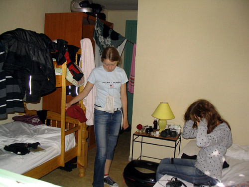 2006-Korsika-Bastian-leirinta-alueen-bungalow-sisalta.jpg