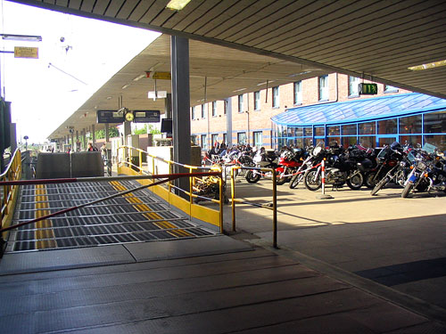 2006-Saksa-Hamburg-Altona-lastauslaituri.jpg