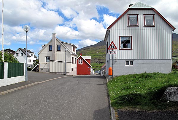 2009-Faroes-Eidi-skuli.jpg