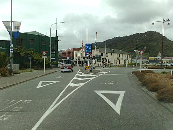 2009-NZ-Etelasaari-Greymouthin-keskustaa-tiella-6.jpg