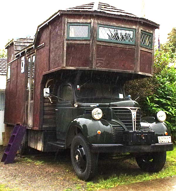 2009-NZ-Etelasaari-Picton-ja-matkailuautovanhus.jpg