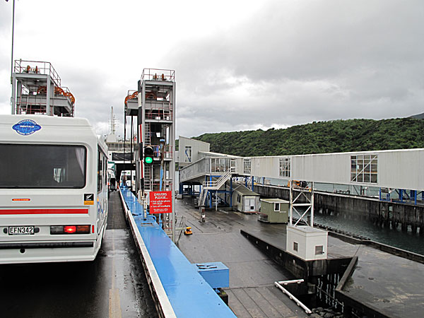 2009-NZ-Etelasaari-Picton-laivaan-nousu.jpg