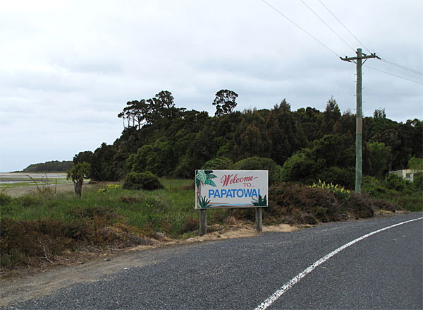 2009-NZ-Etelasaari-Sademetsaa-rannalla-Papatowaissa.jpg