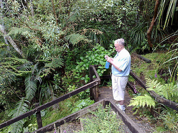 2009-NZ-Pohjoissaari-Rhododendron-Trust-ja-Graeme.jpg