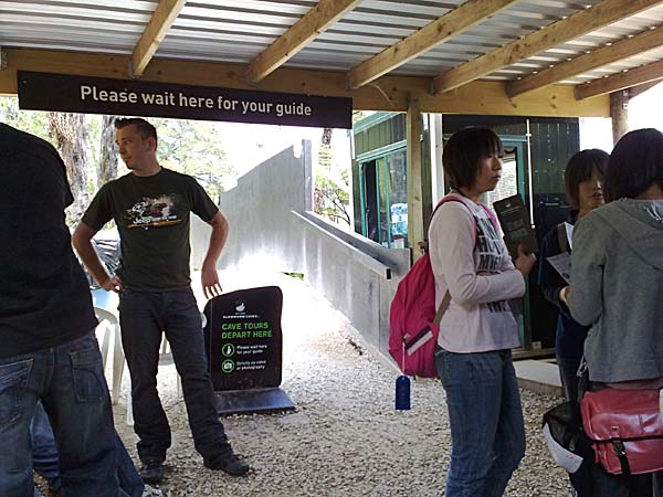 2009-NZ-Pohjoissaari-Waitomon-luolajonoa.jpg