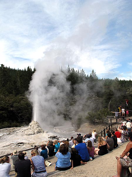 2009-NZ-Pohjoissaari-geysir.jpg