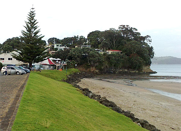 2009-NZ-Pohjoissaari-maoripariskunta-rannalla.jpg
