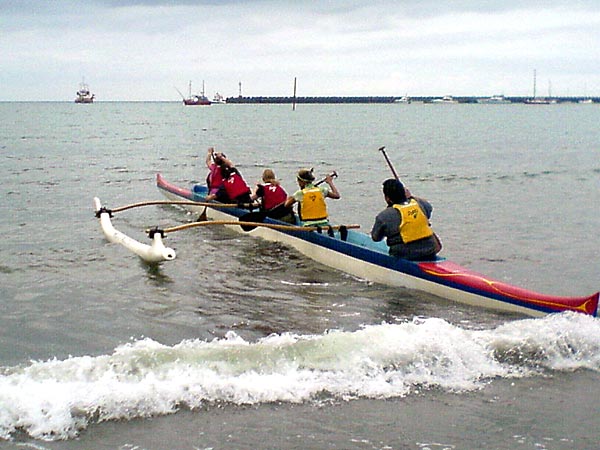 2009-NZ-Waka-Ama-vasemmalta.jpg
