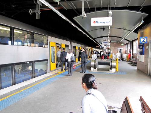 2011-AUS-Circular-Quay-Station-2-kerros.JPG