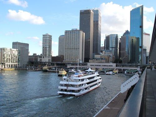 Circular Quay Station taustalla ja edess&auml; laivalaiturit