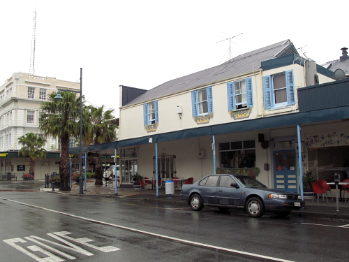2011-NZ-Gisbornen-keskustaa-sateessa.JPG
