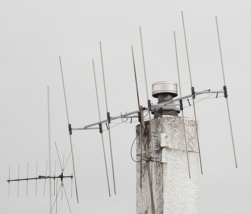 Muita VHF-alueen antenneja omakotitalon katolla