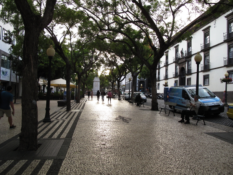 2022-Madeira-Funchal-liukasta-kavelykatua.JPG