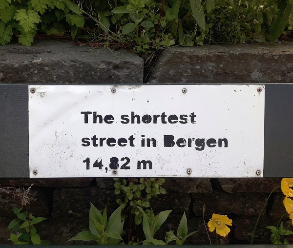 Norja_23_Bergenin_lyhyin_katu.jpg