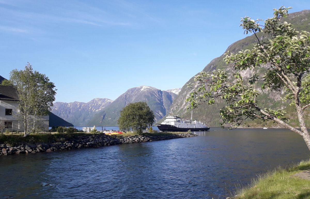 Norja_23_Hennesylt-Geiranger-lautta_saapuu.jpg