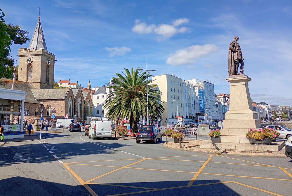 24_syksy_Guernsey_St.Peter.Port-keskustaa.jpg