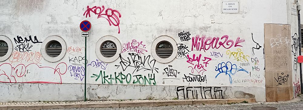 2025-Lissabon-tuhruja-seinilla.jpg