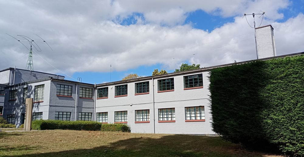 2026_Bletchley_Park_rakennuksia_antenneineen.jpg